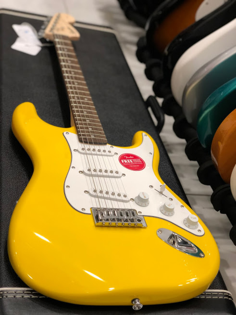 Affinity stratocaster. Fender Stratocaster желтая. Squier Stratocaster желтый. Squier Limited Edition Affinity Stratocaster. Фендер стратокастер желтый арт.
