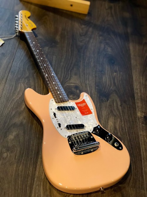 Fender Japan Traditional `70s Mustang in Flamingo Pink