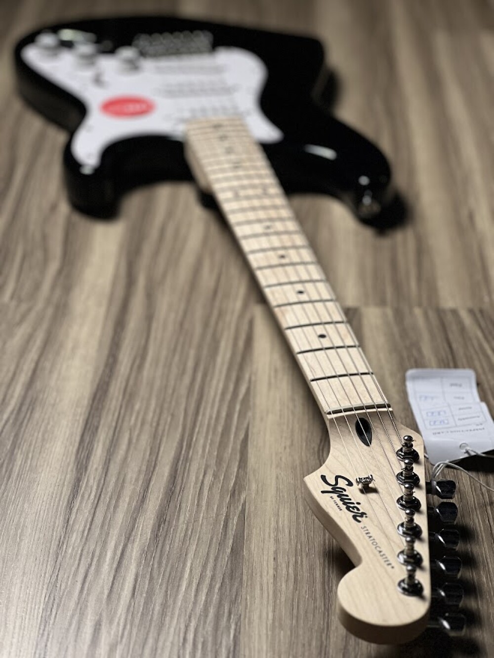 Squier by Fender Sonic Stratocaster Guitare électrique, touche en érable,  Pickguard blanc, noir : : Instruments de musique et Sono